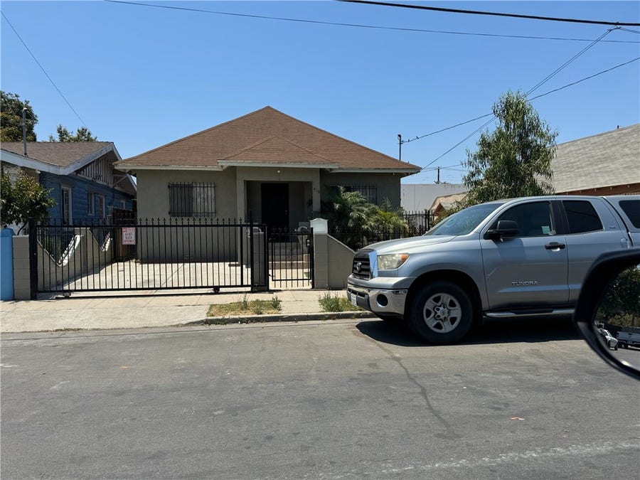 Property photo for 416 E 31st ST, Los Angeles, CA