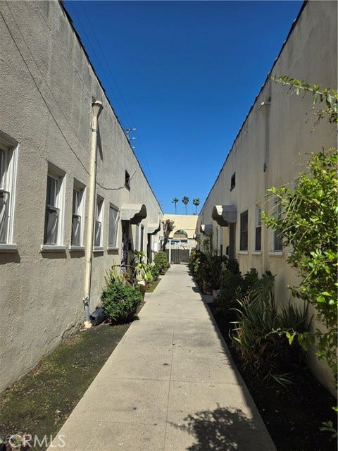 Property photo for 551 W 10th ST, #4, Long Beach, CA