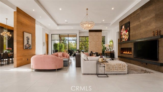 22935 Oxnard, Woodland Hills, CA 91367