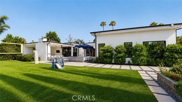 22935 Oxnard, Woodland Hills, CA 91367