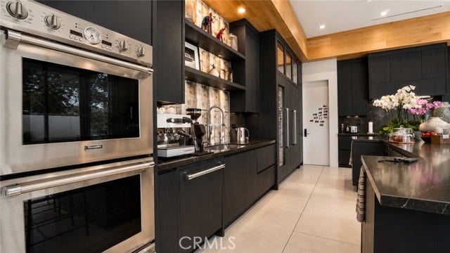 22935 Oxnard, Woodland Hills, CA 91367