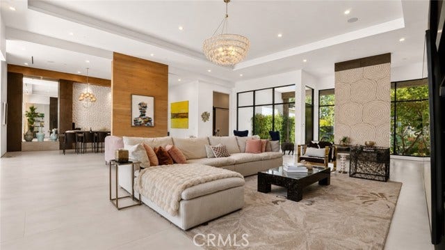 22935 Oxnard, Woodland Hills, CA 91367