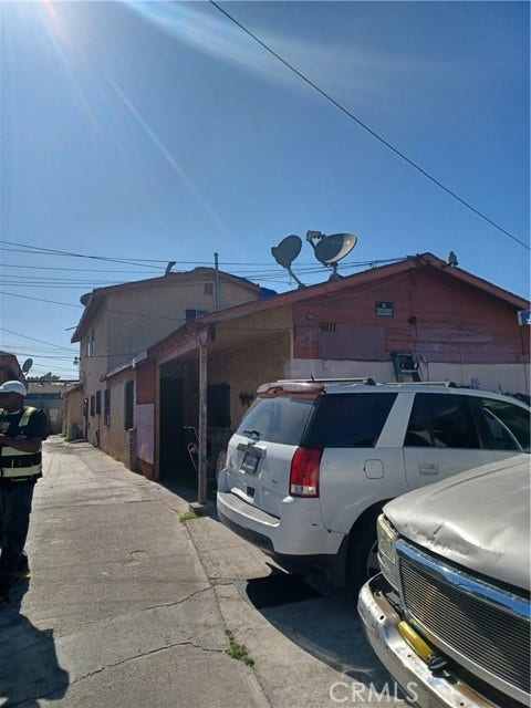 Property photo for 6111 Menlo, Los Angeles, CA