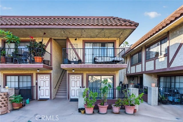11127 La Maida, #17, North Hollywood, CA 91601