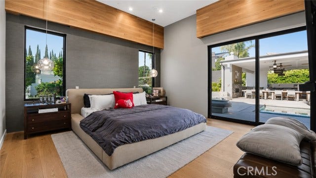 22935 Oxnard, Woodland Hills, CA 91367