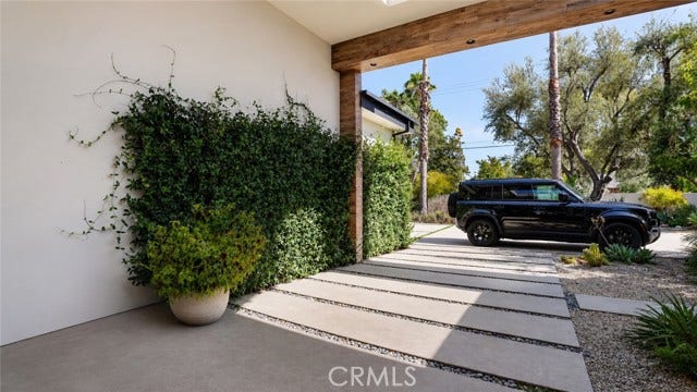 22935 Oxnard, Woodland Hills, CA 91367