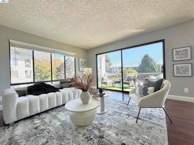 6 Commodore Drive, #C337, Emeryville, CA 94608 6 Commodore Drive, #C337, Emeryville, CA 94608