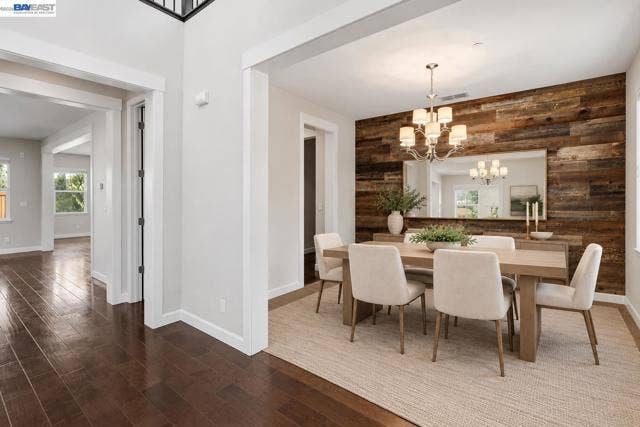 FORMAL DINING ROOM WITH ACCENT WALL