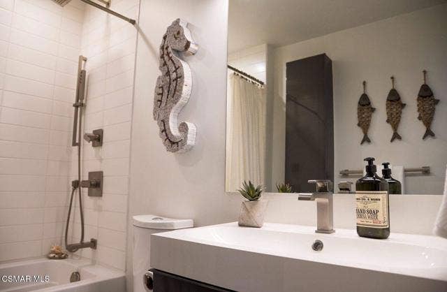 18619 Collins ST, #F7, Tarzana, CA 91356 Bath 2