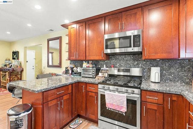 22 John Glenn Cir, Daly City, CA 94015 22 John Glenn Cir, Daly City, CA 94015