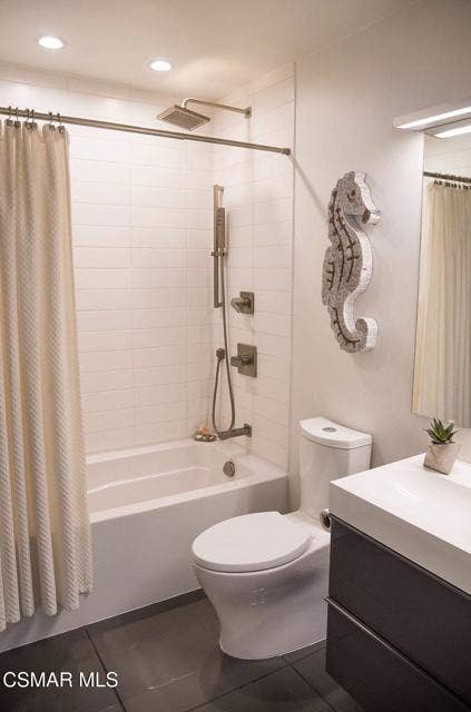 18619 Collins ST, #F7, Tarzana, CA 91356 Bath 2