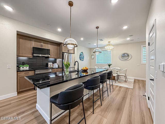 bLiving Kitchen and Dining7