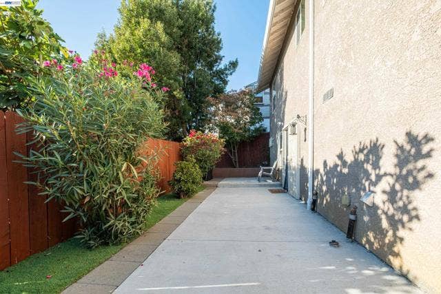 8957 Lawlor St, Oakland, CA 94605