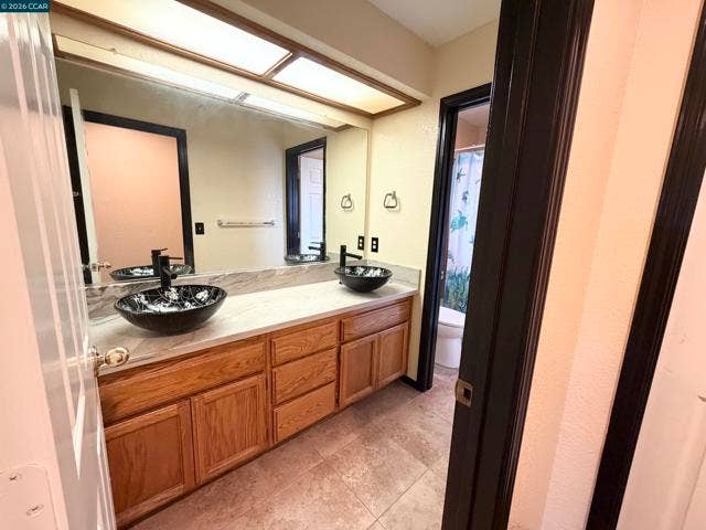 8800 Crusheen Way, Sacramento, CA 95828 Upstairs Bathroom