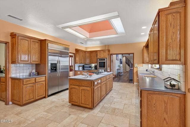 22-web-or-mls-UpmarketMedia-1125Spr-064