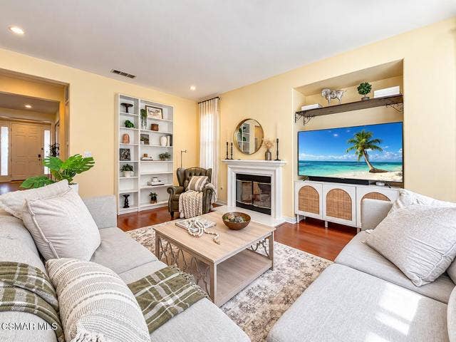 Warm Neutral Living Room Retreat