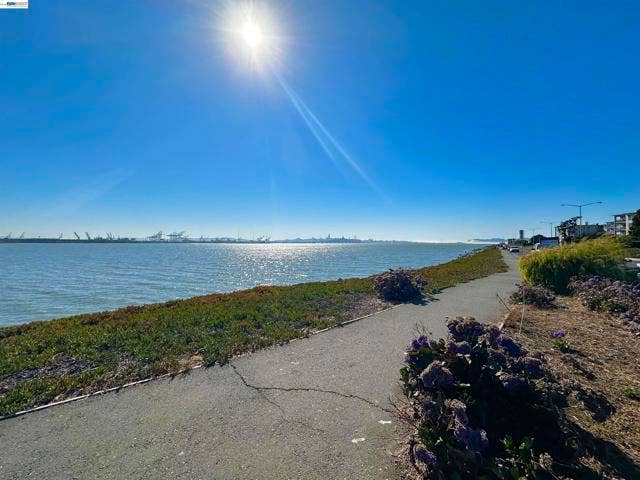 6 Commodore Drive, #C337, Emeryville, CA 94608 6 Commodore Drive, #C337, Emeryville, CA 94608