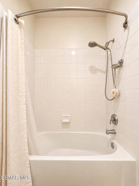 Minimalist Cream-Tiled Bathtub Alcove