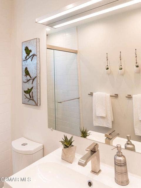 18619 Collins ST, #F7, Tarzana, CA 91356 Primary Bath