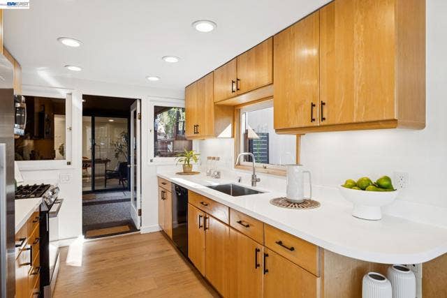 1085 STERLING AVE, Berkeley, CA 94708 1085 STERLING AVE, Berkeley, CA 94708