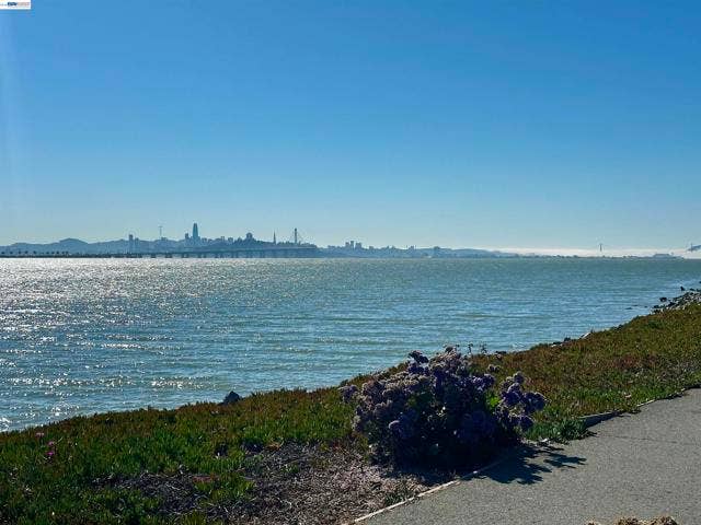 6 Commodore Drive, #C337, Emeryville, CA 94608 6 Commodore Drive, #C337, Emeryville, CA 94608