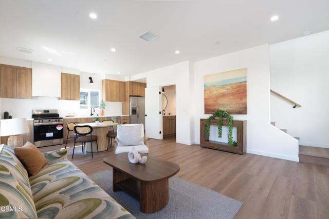 Property photo for 2248 1/2 Gatewood ST, Los Angeles, CA